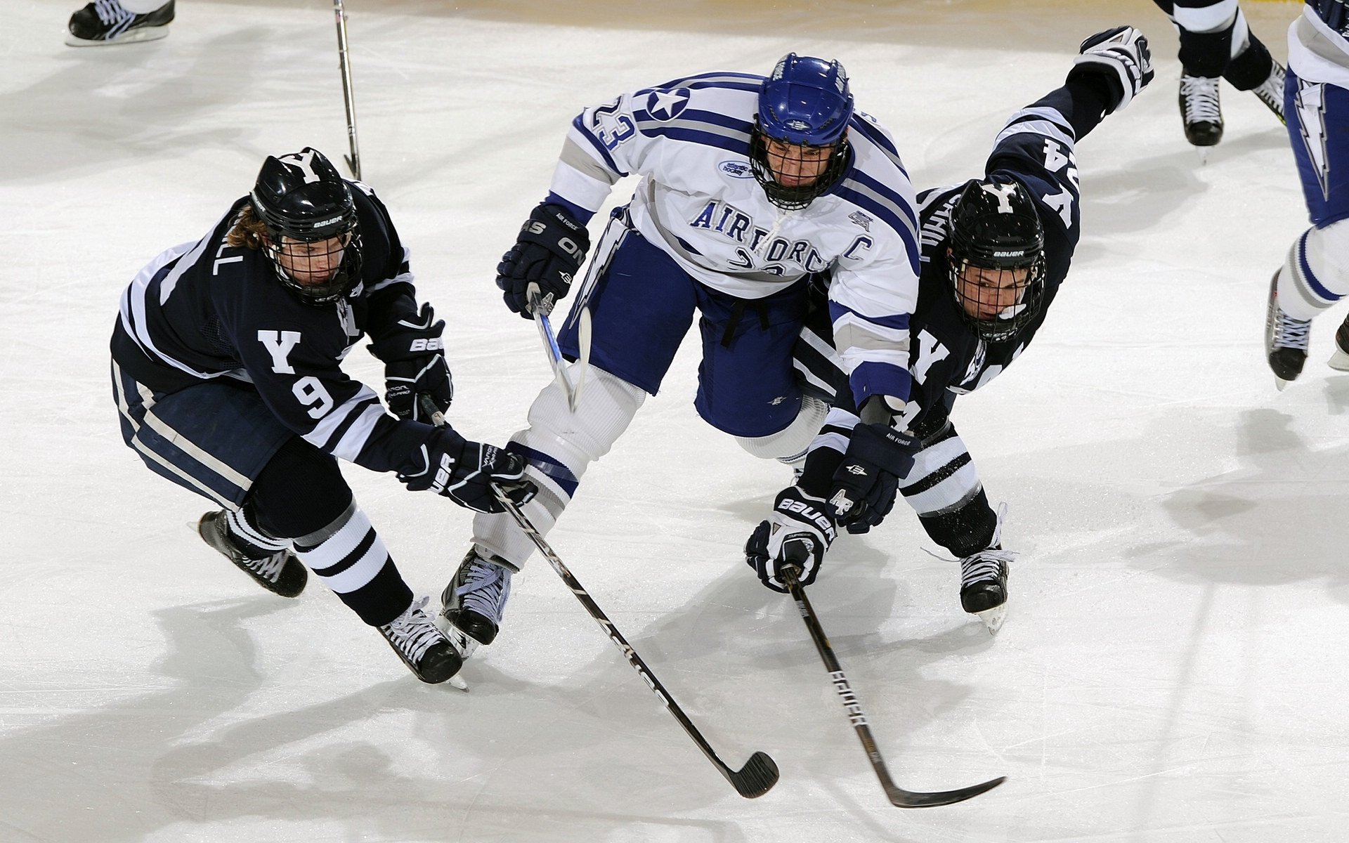 世界沙滩排球巡回赛烟台金沙滩站 海风中中国男队鏖战三局晋级四强
